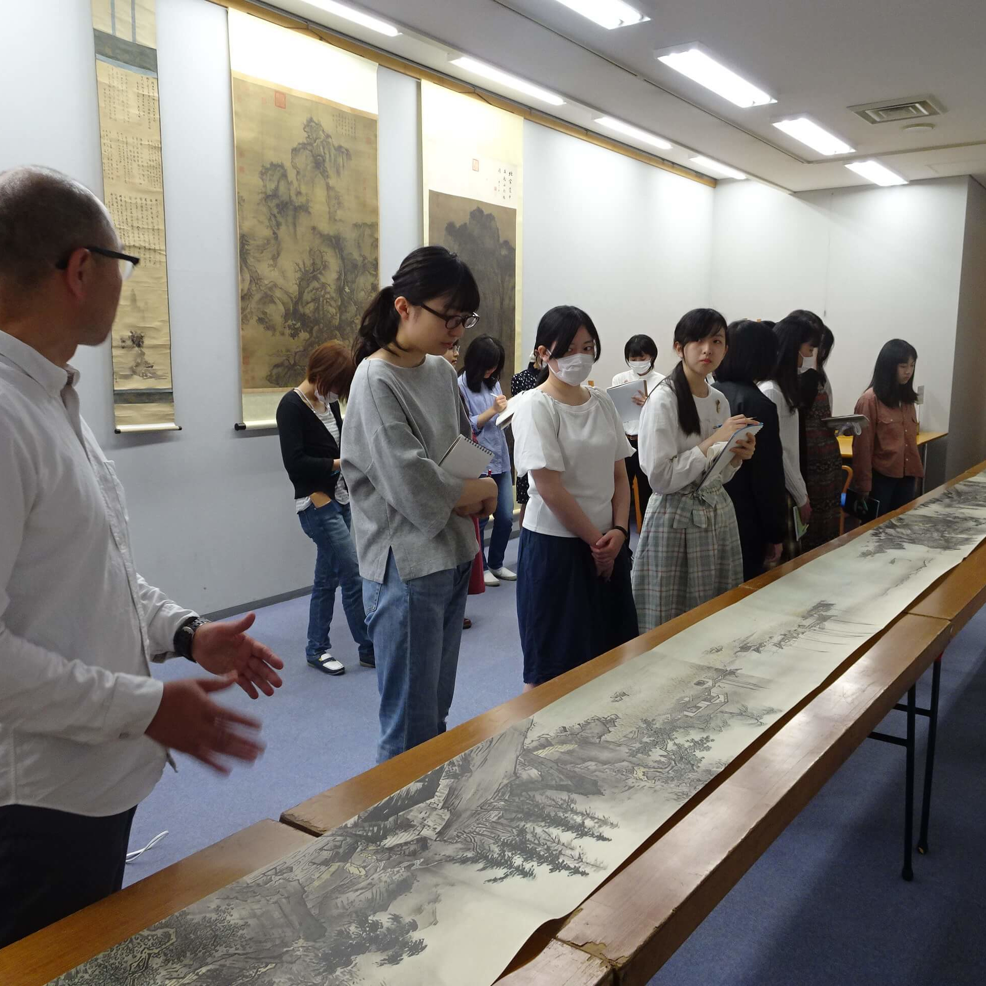 山水長巻授業風景図書館